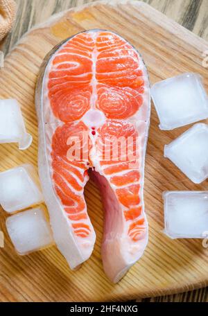 Bistecca di salmone crudo sul tavolo da cucina. Foto Stock