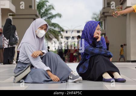 Persone vacanze a Simpang Lima Gumul. Simpang Lima Gumul in una delle icone di Kediri Foto Stock