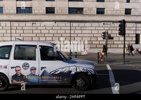 I londinesi camminano sotto l'architettura murata degli uffici di Unilever su Victoria Embankment a Blackfriars nella città di Londra, il distretto finanziario della capitale, il 13th gennaio 2022, a Londra, Inghilterra. Foto Stock