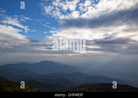 Chiang mai, Tailandia. 13th Jan 2022. Una panoramica dall'alto di Doi Inthannon a Chiangmai, Thailandia, 14 gennaio 2022. Dot Inthannon è il picco ThailandÃs alto. (Credit Image: © Andre Malerba/ZUMA Press Wire) Foto Stock