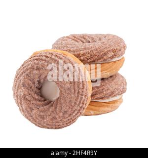 Biscotti sandwich cremosi con shortbread al cioccolato a forma di anello con farcitura al latte Foto Stock