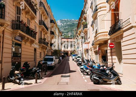 Moto, moto scooter parcheggiati in fila in strada città Foto Stock