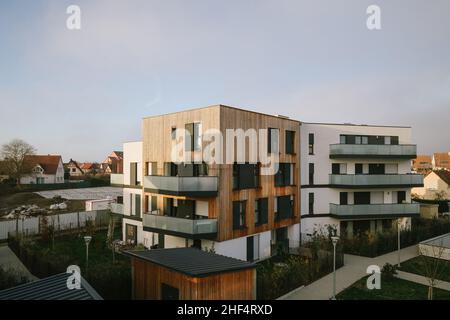 Vista rialzata del moderno complesso residenziale dell'edificio di appartamenti con grandi terrazze e luce solare Foto Stock