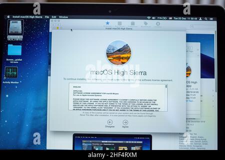 Parigi, Francia - 25 dicembre 2018: Primo piano del computer portatile Apple MacBook Pro durante l'installazione del nuovo sistema operativo MacOS macOS High Sierra Foto Stock