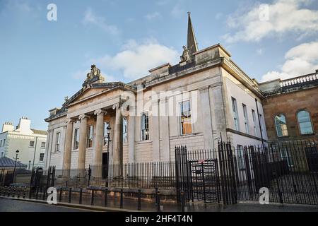 Derry, Londonderry. Il tribunale di Bishop Street in pietra arenaria bianca a Derry Foto Stock