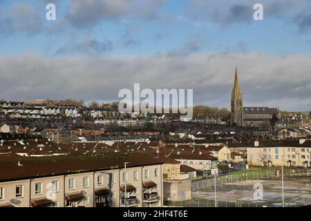 Derry, Irlanda del Nord. Vista aerea di Derry Londonderry centro città in Irlanda del Nord, Regno Unito. Giornata soleggiata con cielo molto nuvoloso, le mura della città storica e costruire Foto Stock