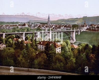 Il Kornhausbrücke (Ponte Kornhaus) e le Alpi, Berna, Svizzera. Foto Stock