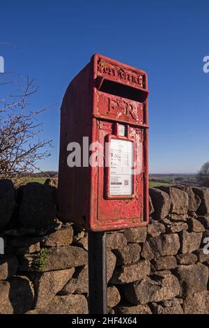 Casella postale del villaggio, Crich, Derbyshire, Inghilterra Foto Stock