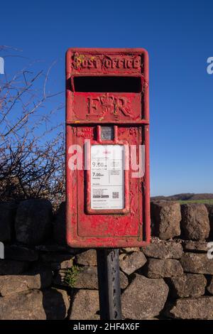 Casella postale del villaggio, Crich, Derbyshire, Inghilterra Foto Stock