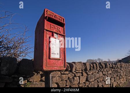 Casella postale del villaggio, Crich, Derbyshire, Inghilterra Foto Stock