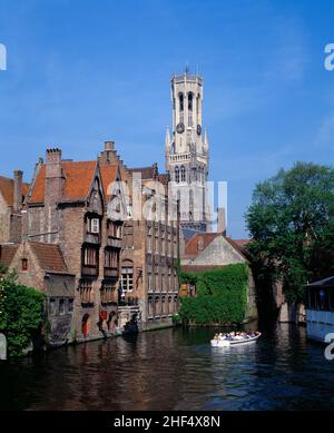 Belgio. Bruges. Il Belfry. Barca turistica sul canale. Foto Stock