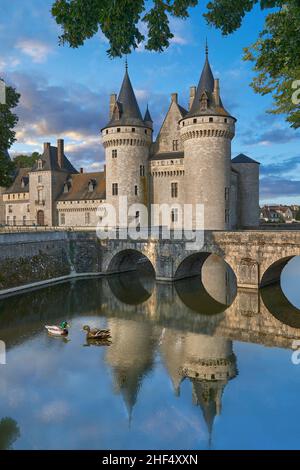 Il Château de Sully-sur-Loire (1560-1641), e il suo fossato. Sully-sur-Loire, Centre-Val de Loire, Francia. Il Château era la sede del duca di Sully, Foto Stock