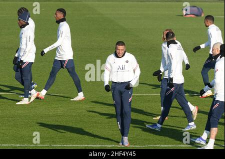 Saint Germain en Laye, Francia. 14th Jan 2022. Paris Saint Germain's French Forward Kylian Mbappe (C) ride durante la sessione di allenamento del PSG presso l'Ooroderoo Centre di Saint Germain en Laye, vicino a Parigi, il 14 gennaio 2022. Photo by Daniel Derajinski/ABACAPRESS.COM Credit: Abaca Press/Alamy Live News Foto Stock