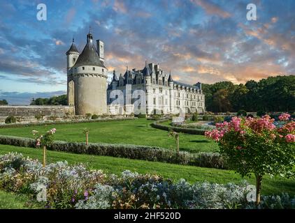 Il Renaissance Chateau de Chenonceau che attraversa il fiume Cher, Indre-et-Loire, costruito nel 1514–1522. Il ponte sul fiume è stato costruito (1556-1559) a. Foto Stock