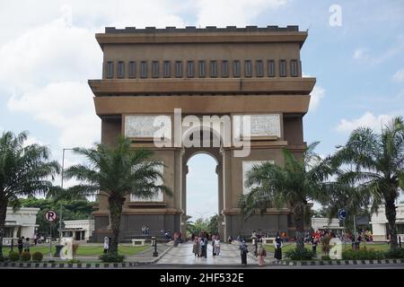 Il bellissimo monumento di Simpang Lima Gumul. Simpang Lima Gumul in una delle icone di Kediri Foto Stock