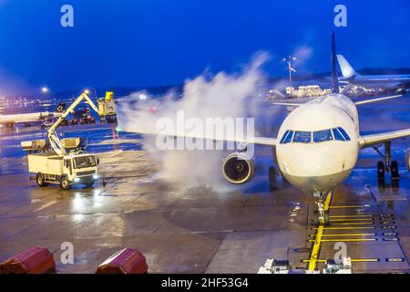 Sbrinamento di un aereo in inverno Foto Stock