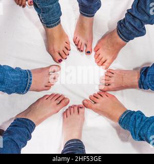 piedi di ragazze adolescenti in un cerchio Foto Stock