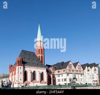 Famosa vecchia Chiesa Nikolai a Francoforte, nel centro di roemer Place Foto Stock