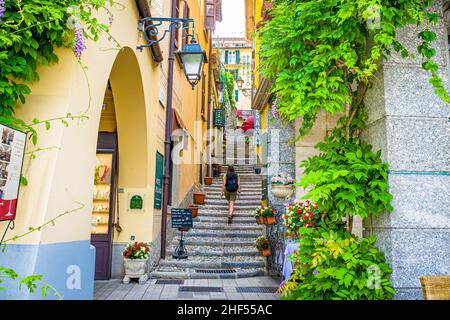 Bellagio borgo sul Lago di Como. Vicolo e negozi. Foto Stock