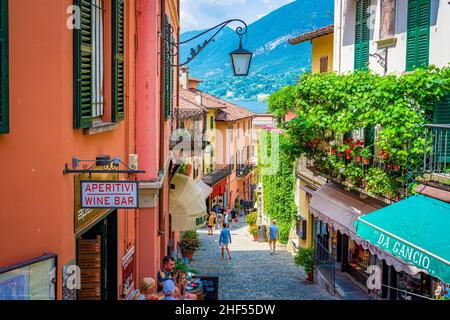 Bellagio borgo sul Lago di Como. Vicolo e negozi. Foto Stock