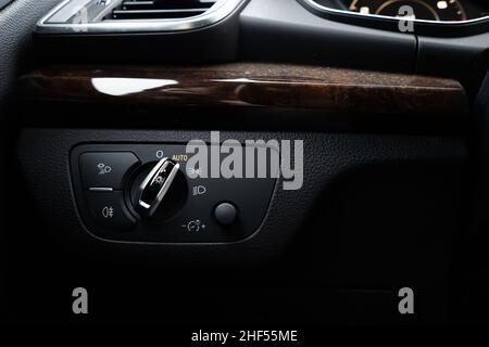 pannello di controllo luminoso in un'auto moderna da vicino. Foto Stock