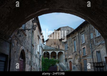 Popoli, provincia di Pescara, Abruzzo, Italia: La città storica di sera Foto Stock