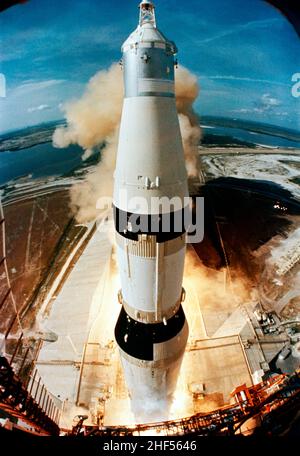 L'enorme veicolo spaziale Apollo 11, alto 363 metri, viene lanciato da Pad A, Launch Complex 39, Kennedy Space Center, 16 luglio 1969. NASA. Foto Stock