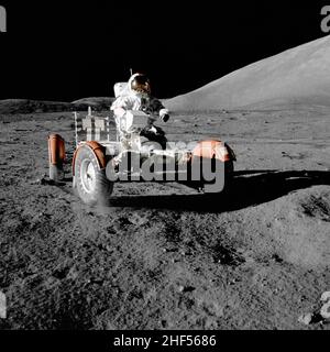 L'astronauta Eugene A. Cernan, comandante, effettua una breve verifica del veicolo Lunar Roving (LRV) - Apollo 17, 1972 Foto Stock