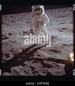 Buzz Aldrin, foto di Neil Armstrong. L'astronauta Buzz Aldrin, pilota a modulo lunare, cammina sulla superficie della Luna, 1969. Foto Stock