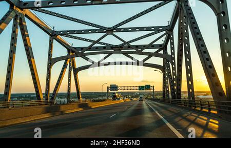 Vista del ponte di Baton Rouge sull'Interstate Ten sul fiume Mississippi in Louisiana. Foto Stock