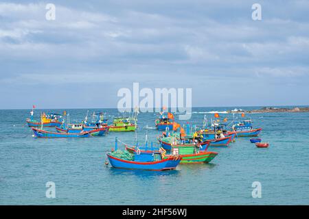 Scenario di un villaggio di pescatori costiero nella città di qui Nhon, provincia di Binh Dinh Foto Stock