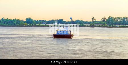 Traghetto che attraversa il fiume Mississippi al tramonto a Baton Rouge Foto Stock