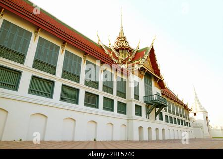 Il Grand Palace View dall'esterno con il balcone di Suddhaisavarya Prasad Throne Hall, Bangkok, Thailandia Foto Stock