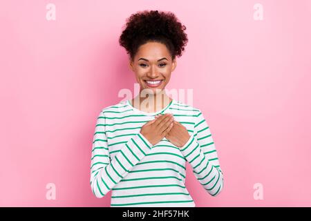 Foto di dolce bun hairstyle millennial donna tenere le mani indossare camicia bianca isolato su sfondo rosa Foto Stock