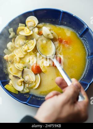 Piatto di zuppa di pesce con vongole e gamberi Foto Stock