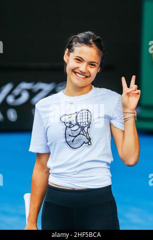 14 gennaio 2022: EMMA RADUCANU di Gran Bretagna durante una sessione di prove in vista dell'Australian Open 2022 al Melbourne Park il 14 gennaio 2022 a Melbourne, Australia. (Credit Image: © Chris Putnam/ZUMA Press Wire) Foto Stock