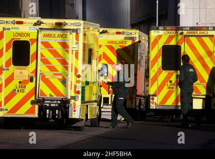 Londra, Regno Unito. 14th Jan 2022. Linee di ambulanze e pazienti che arrivano al Royal London Hospital. L'NHS è sotto pressione con un arretrato di 6 milioni di operazioni di routine. L'esercito è stato preparato nell'aiuto per allentare la pressione. Credit: Mark Thomas/Alamy Live News Foto Stock