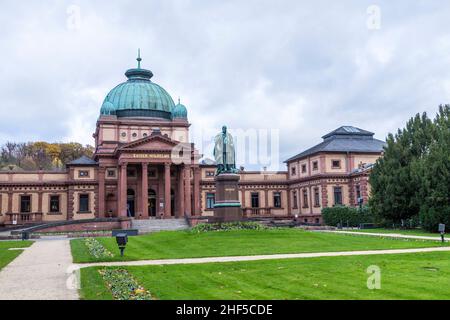 Kaiser Wilhelm Bad a Bad Homburg sotto il cielo nuvoloso Foto Stock