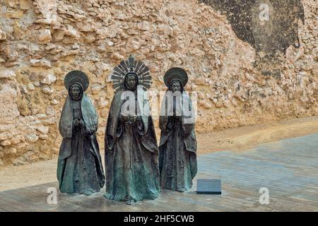 Insieme artistico in Plaza de Santa Isabel, Las Tres Marías, l'apparizione della Vergine e il suo entourage nel Mistero di Elche, Spagna. Europa Foto Stock