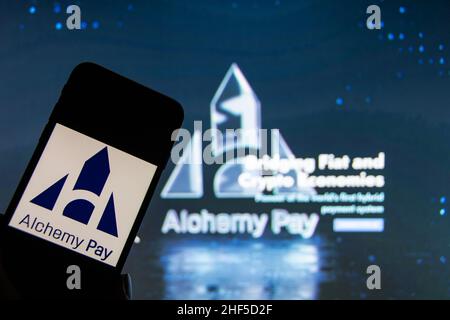 Rheinbach, Germania 13 gennaio 2022, il logo della criptovaluta 'Alchemy Pay' sul display di uno smartphone di fronte al sito web Foto Stock