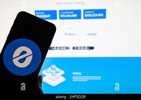 Rheinbach, Germania 13 gennaio 2022, il logo della criptovaluta 'Origin Protocol' sul display di uno smartphone davanti al sito web Foto Stock