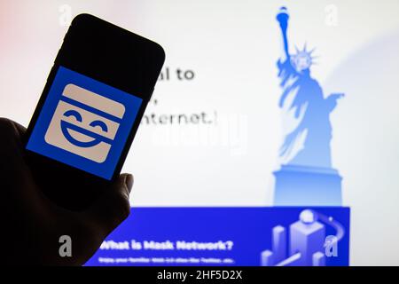 Rheinbach, Germania 13 gennaio 2022, il logo della criptovaluta 'rete di match' sul display di uno smartphone di fronte al sito web Foto Stock