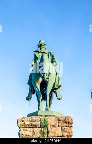 Statua equestre di Kaiser Wilhelm, un re tedesco sul ponte Hohenzollern a Colonia sotto il cielo azzurro Foto Stock