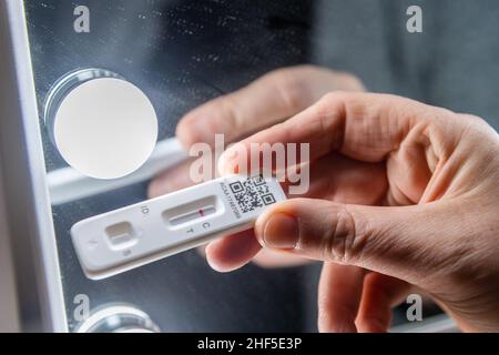 Irlanda. 14th Jan 2021. Una donna controlla oggi in Irlanda un test negativo dell'antigene COVID-19. Credit: AG News/Alamy Live News Foto Stock