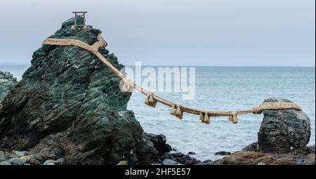 Le famose rocce di Meotoiwa, che rappresentano l'uomo e la donna Uniti da una corda, sulla costa di ISE, Giappone Foto Stock