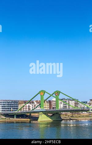 Vista della città con Floessserrruecke con il fiume meno a Francoforte Foto Stock