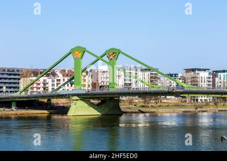 Vista della città con Floessserrruecke con il fiume meno a Francoforte Foto Stock