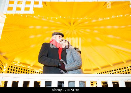 Coppia più anziana in piedi abbracciata e innamorata Foto Stock