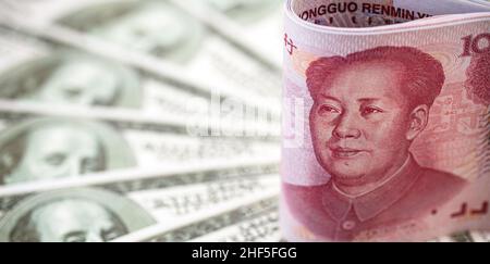 Banconote da 100 dollari con banconota da cento yuan (renminbi), concetto di svalutazione della valuta cinese Foto Stock