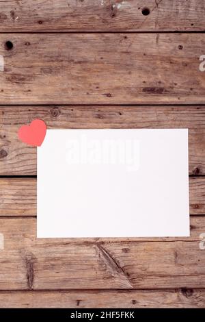 Vista dall'alto della lettera bianca bianca bianca dell'amore sul tavolo di legno, spazio della copia Foto Stock